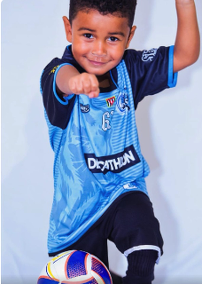 Aluno do Baby Fut da Escola Primeiro Gol com bola